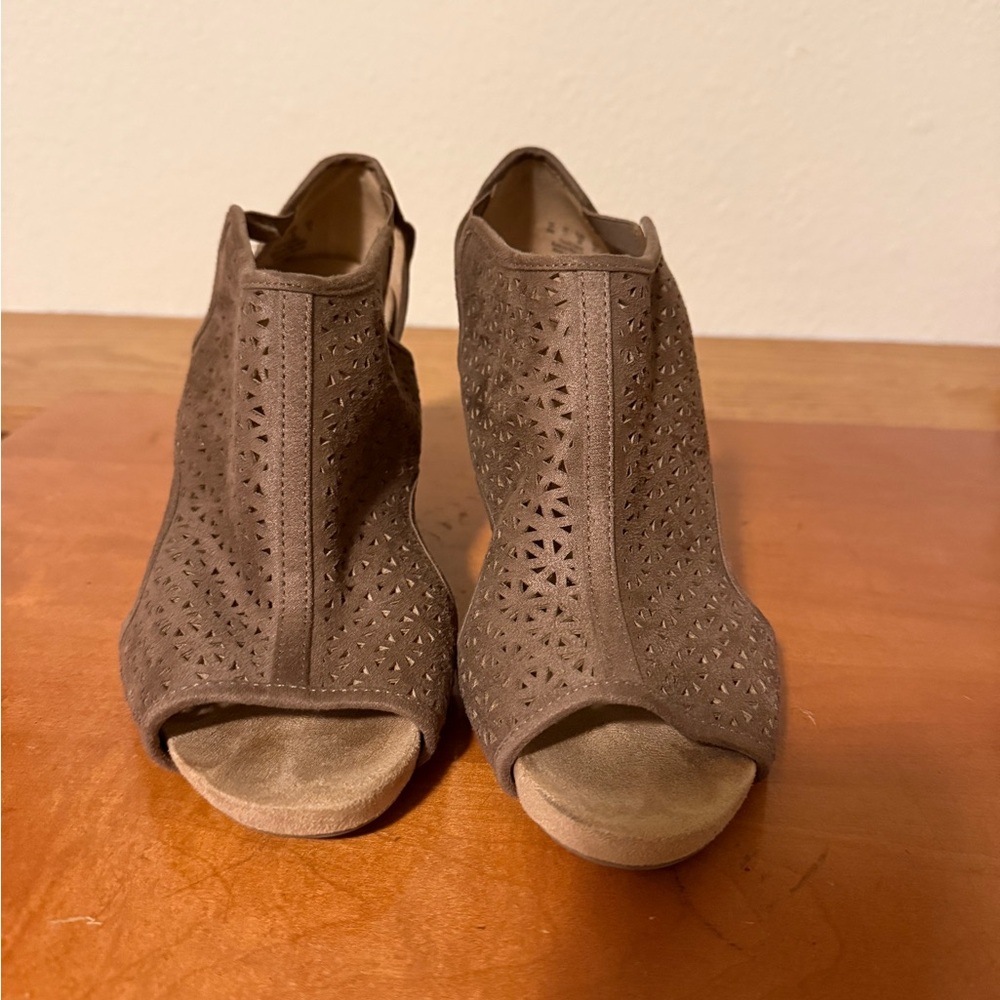 Life stride Elegant Brown Peep-Toe wedges